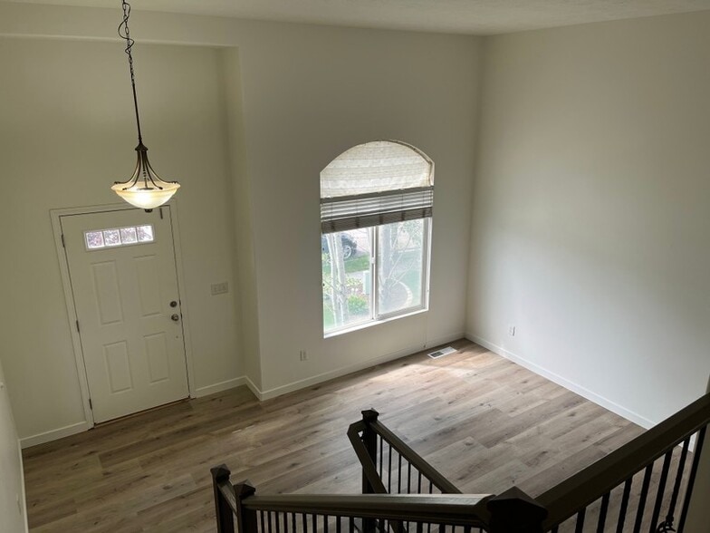 Building Photo - 1868 W Pointe Mdw Dr