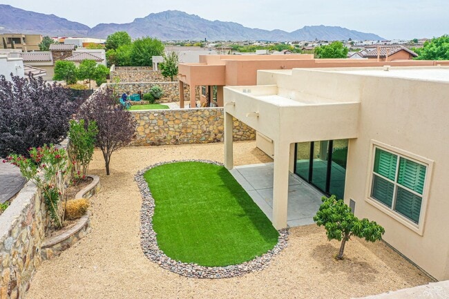 Building Photo - Beautiful Westside home with 3 bed-2 baths...