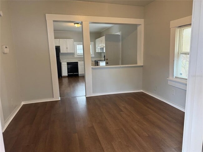 Building Photo - 719 E 8th St