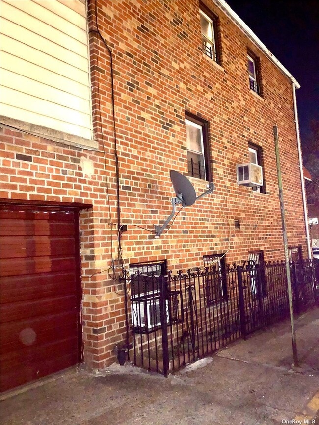 Building Photo - 851 Crown St