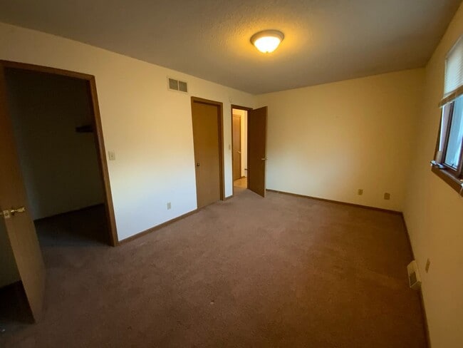 Building Photo - 4 Bedroom 3 Bath Condo