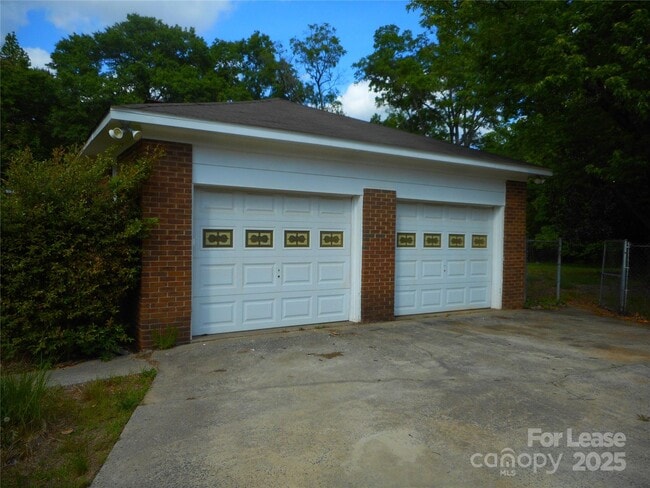 Building Photo - 733 Catawba Cir N