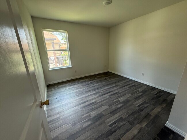 Building Photo - 330 Glenbrook