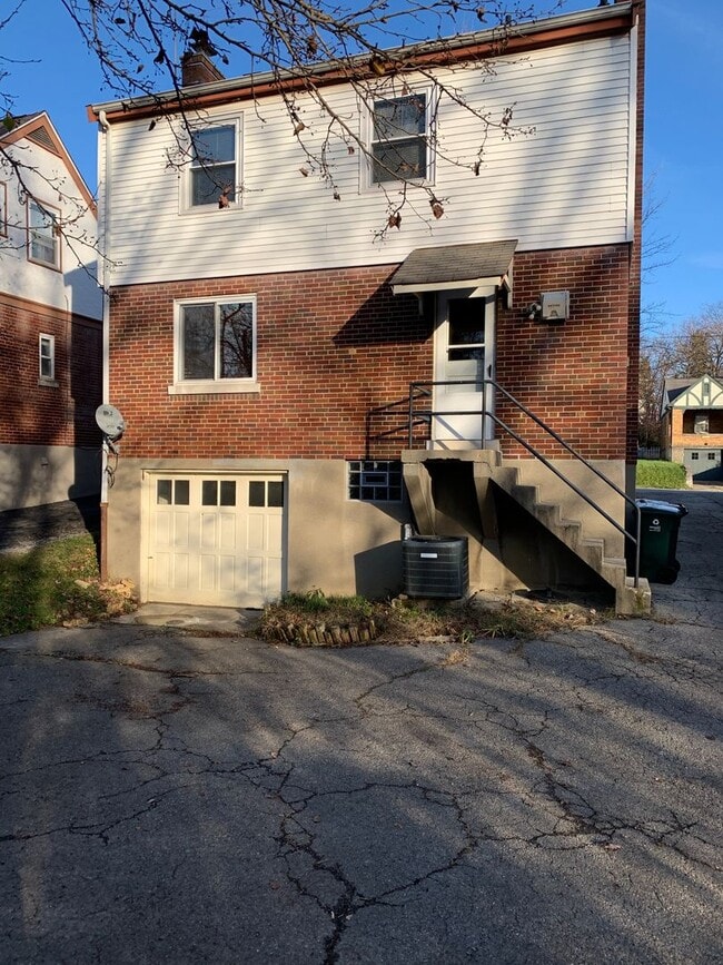 Building Photo - Lovely Two Bedroom Home on a Quiet Street