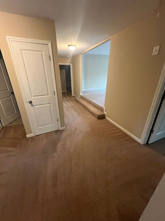 Building Photo - Now Ready! Amazing 5 bedroom house with 3 full bathrooms!