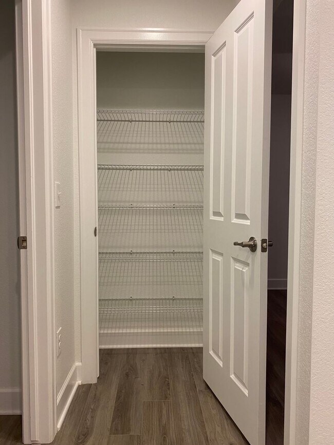 Building Photo - Luxury Townhome!