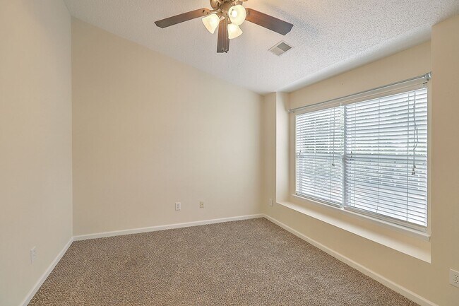 Building Photo - Move in Ready Townhouse in Summer Wood!