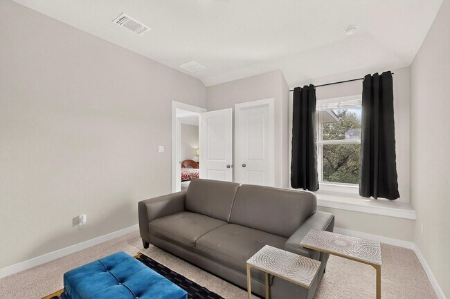 Building Photo - 1008 Summer Gln