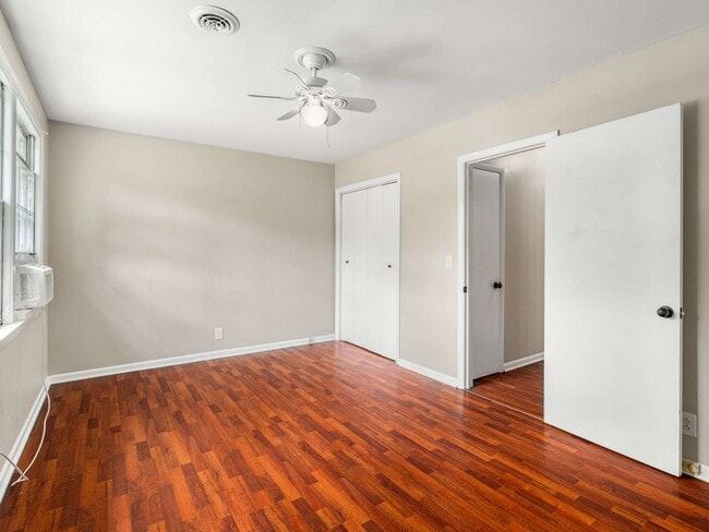 Building Photo - Awesome 2BE/1.5BA duplex in fantastic location in Nashville!