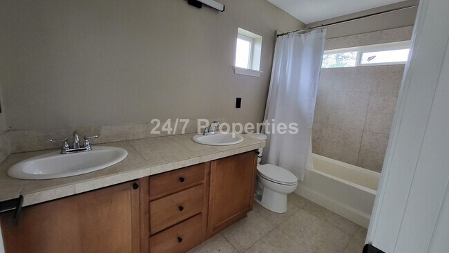 Building Photo - Spacious and Modern 3-Story Townhome - Mol...