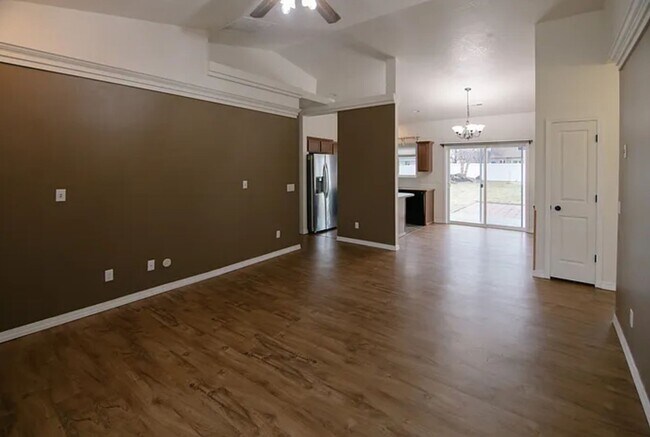 Building Photo - Charming 3-Bedroom Single-Level Home on Sp...