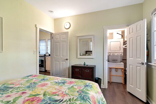 Building Photo - 118 S J St