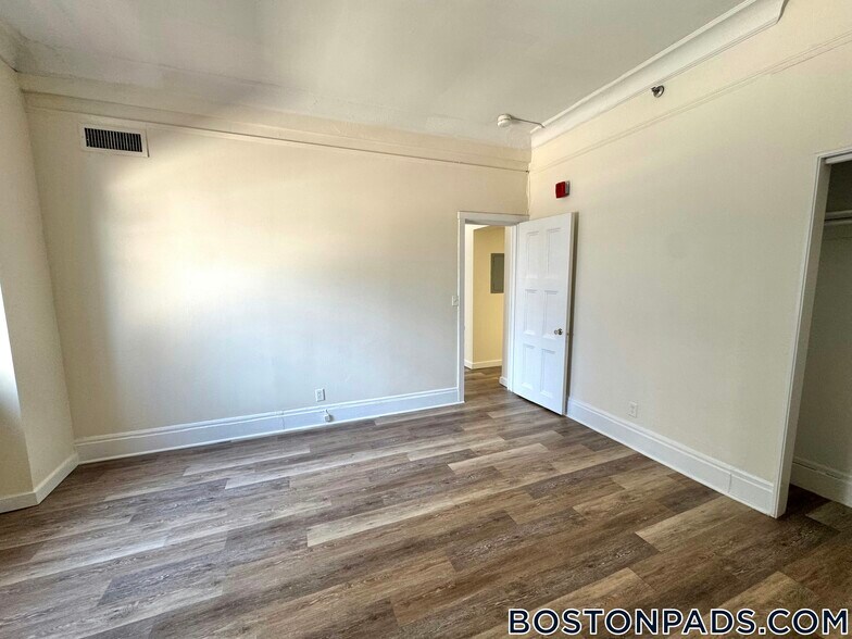 Building Photo - 62 Boylston St