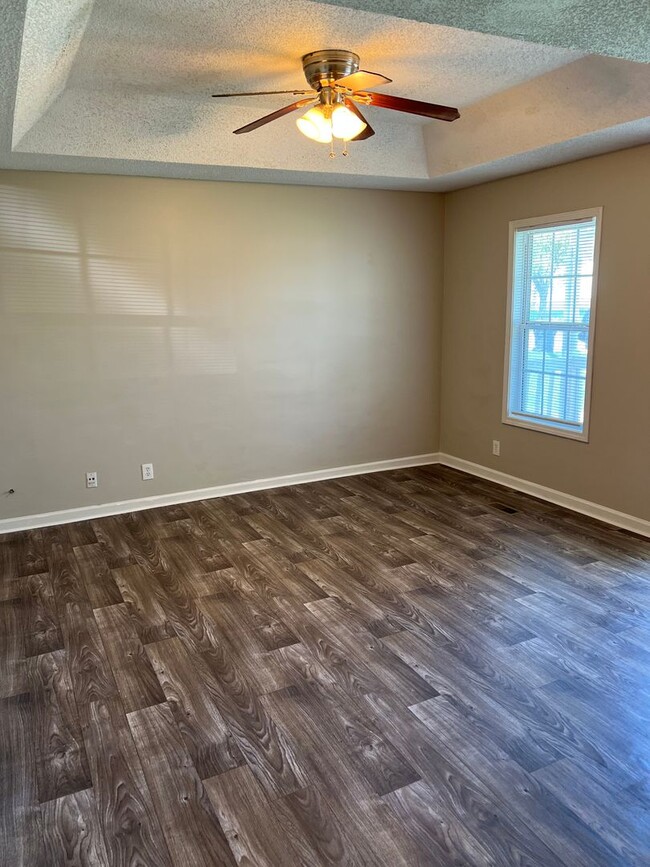 Building Photo - Newly Renovated 3 Bed Home Rent Ready