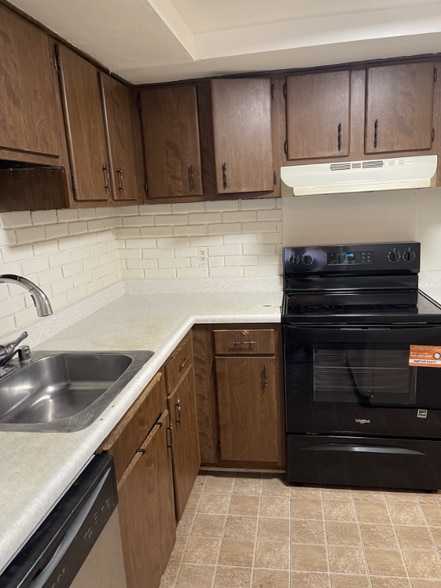Building Photo - 8200 Walutes Cir