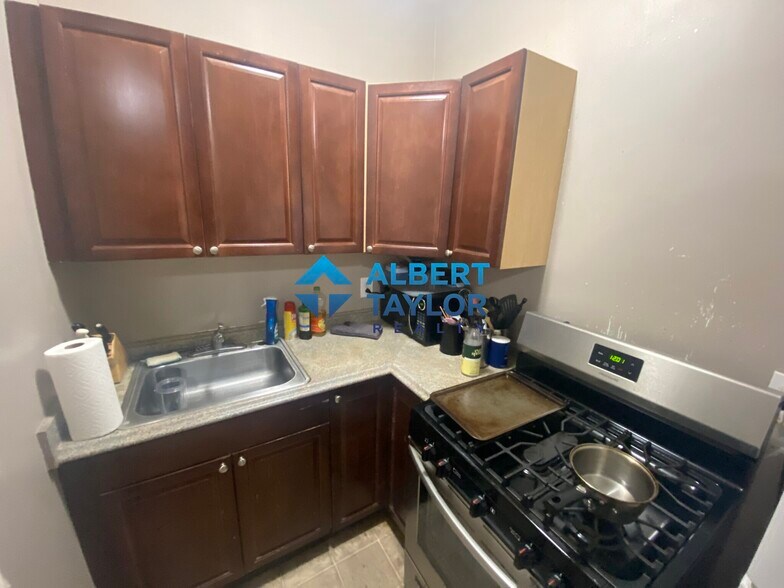 Building Photo - 466 Park Dr