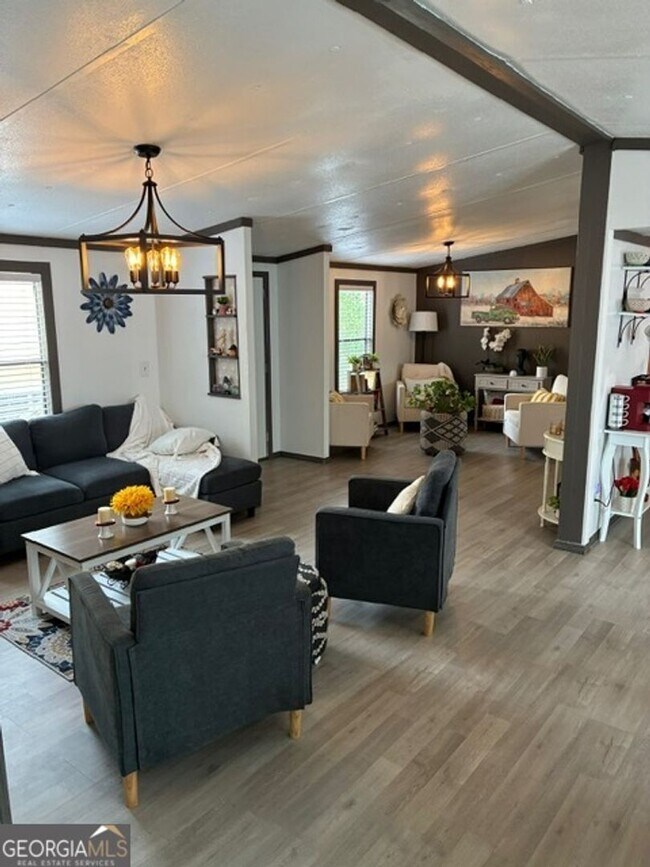 Building Photo - 215 Lynn Dr