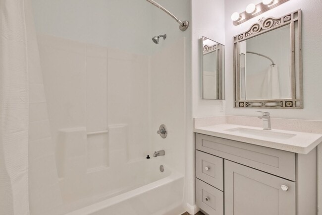 Building Photo - Excellent 2 Bed 2 Bath Condo - Completely Remodeled!