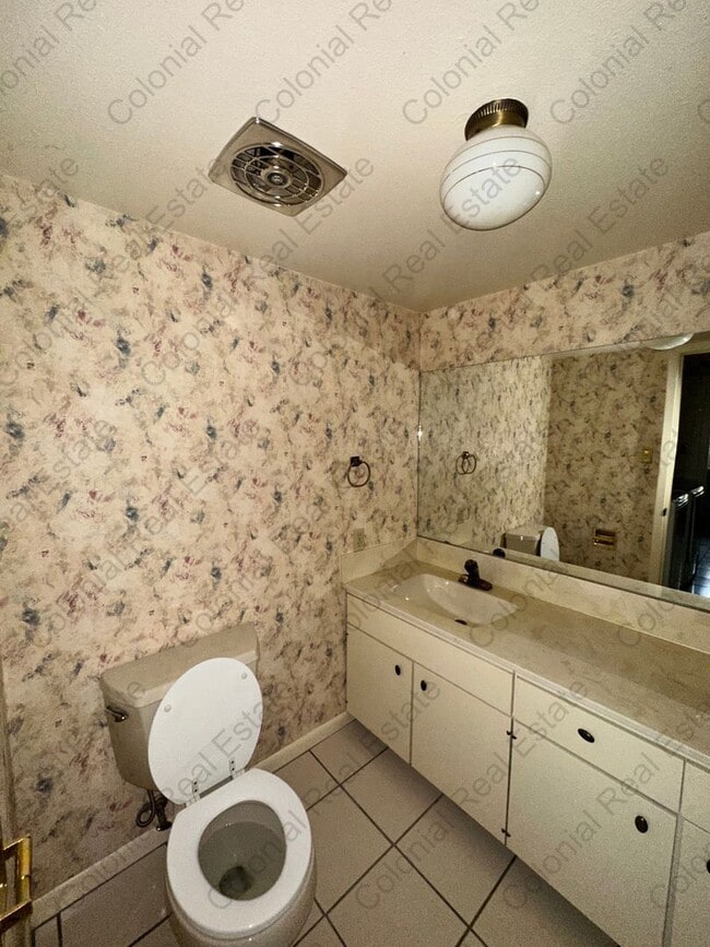 Building Photo - Spacious and unique 3 bedroom 2 and a half...