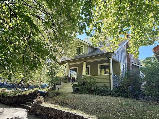 Building Photo - 1702 Cedar St