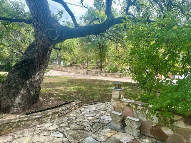 Building Photo - 312 Le Grande Ave