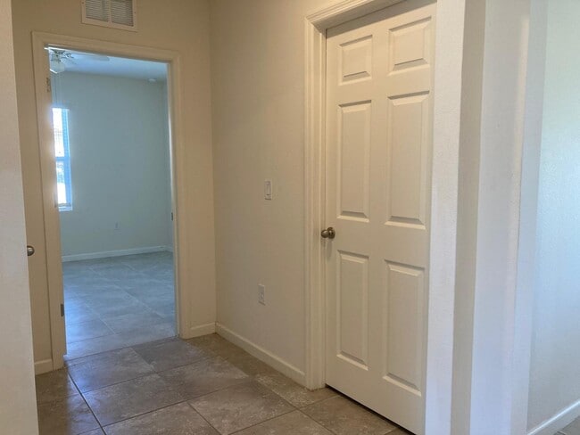 Building Photo - 863 Carlyle Ave