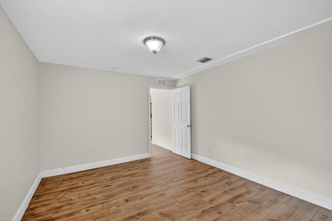 Building Photo - 422 W Ocean Ave