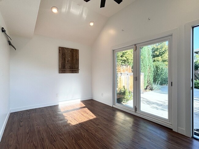 Building Photo - Stunning Remodel Near 9th & 9th!