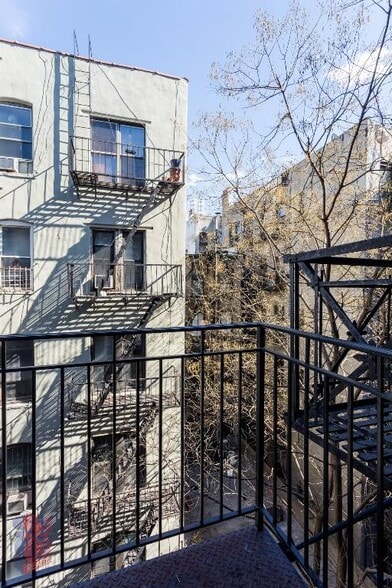 Building Photo - 248 Mott St
