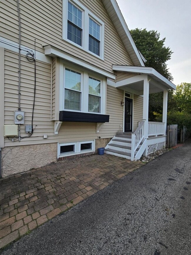 Building Photo - Charming 3-Bedroom Home in Desirable Allis...