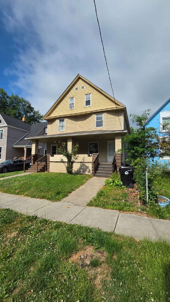 Building Photo - 3 Bedroom with Finished Attic Space/4th Room!