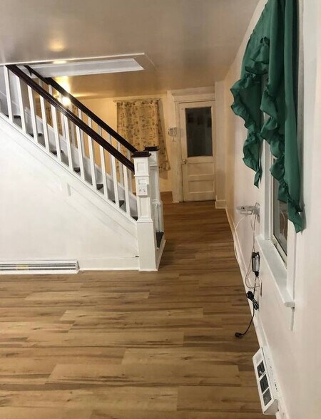 Building Photo - 618 Centre St