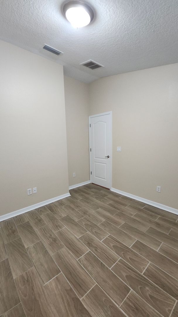 Building Photo - 7955 Carriage Pointe Dr