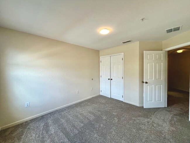 Building Photo - 3 Bedroom, 2.5 Bathroom 2-Story Townhouse in Gated Community - Kissimmee