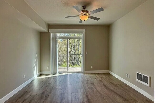 Building Photo - 1058 NE Regan Hill Loop