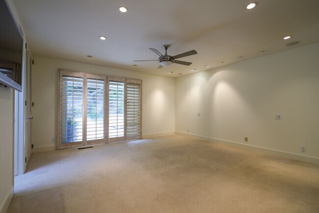 Building Photo - Luxurious Newport Beach Home