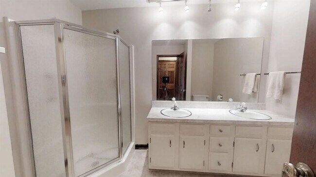 Building Photo - 933 High Meadow Dr