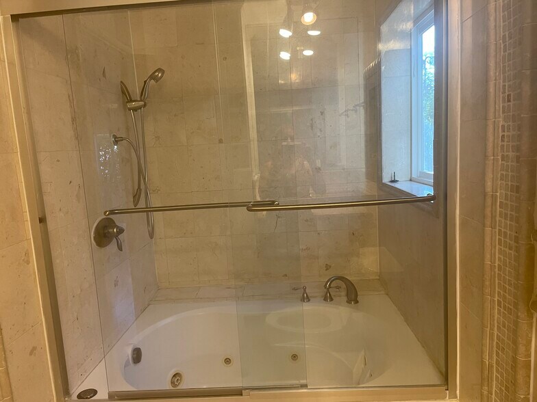 Jacuzzi tub - 8547 Airdrome St