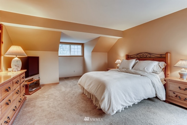 Building Photo - 5 bedroom + bonus room in Spring Hill neighborhood