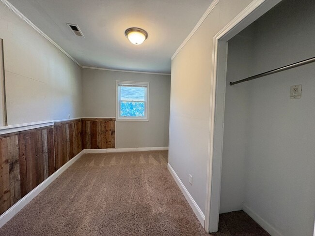 Building Photo - 3 Bedroom, 1 Bathroom House in Liberty!