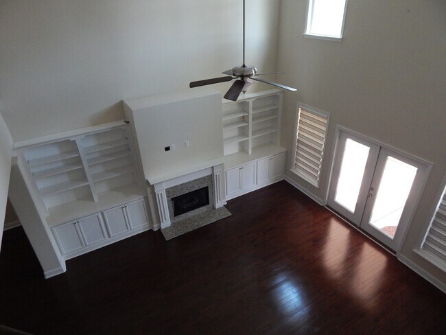 Building Photo - Spacious 6 bedroom, 4 bathroom home!