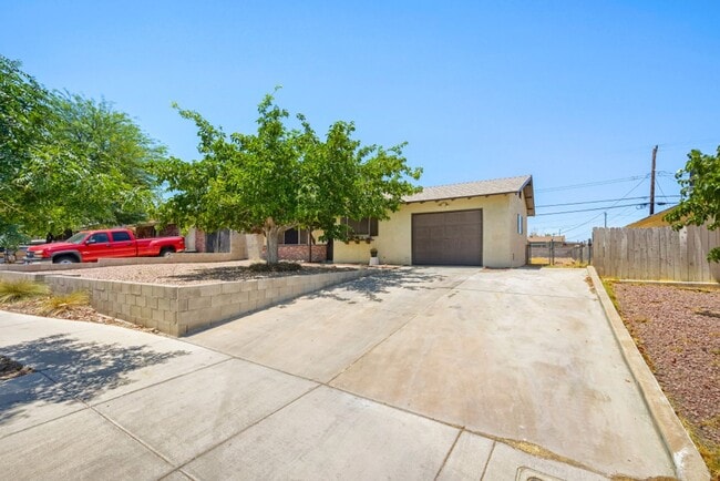 Building Photo - Don't Miss This Charming 3 bed - 2 bath Newly Renovated Home!