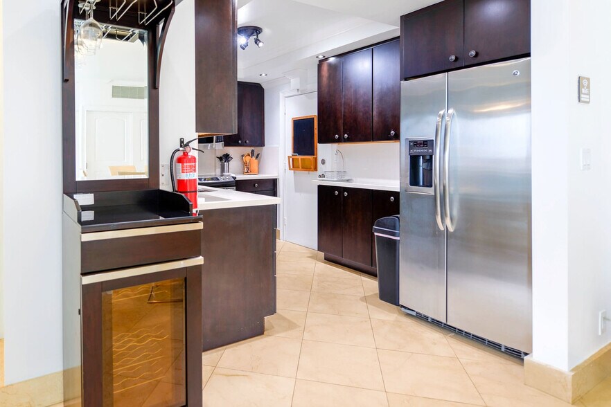 Building Photo - 3901 S Ocean Dr