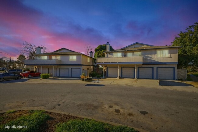 Building Photo - 3 Bedroom Condo in Watsonville!