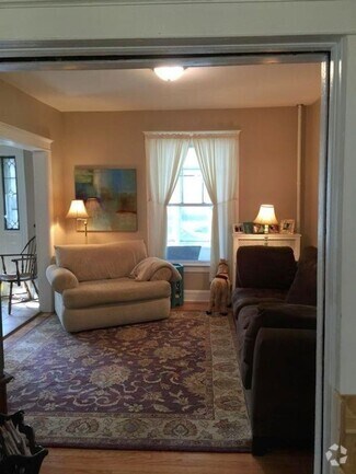 Building Photo - **Available June 1** 4/5 Bedrooms in this ...
