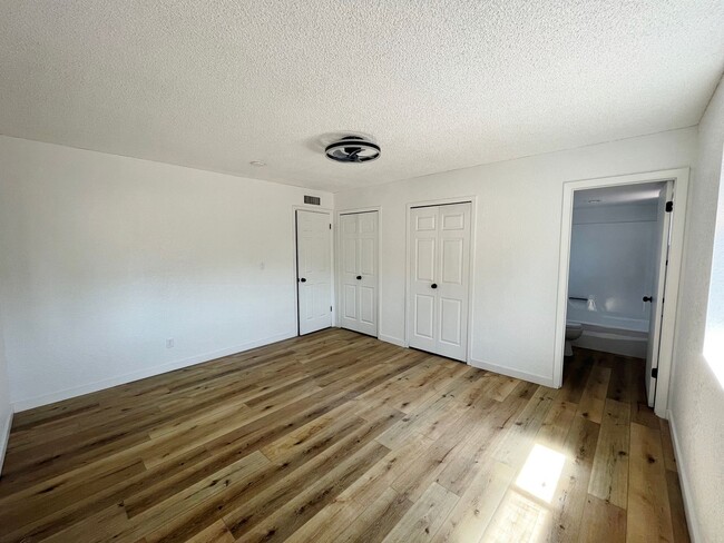 Building Photo - HOUSE - VILLAGE OF OAK CREEK