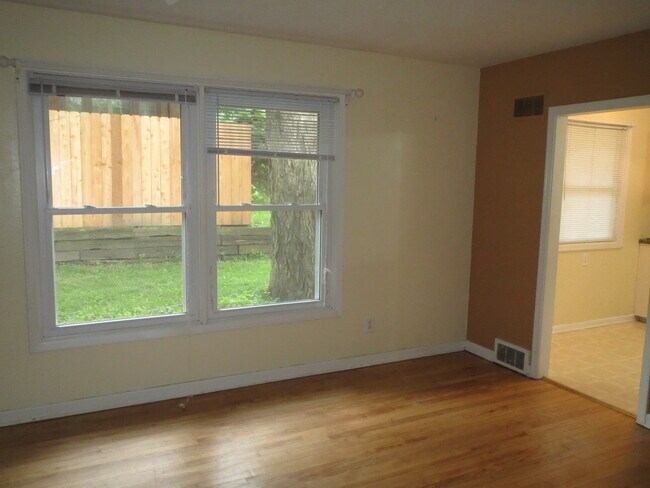 Building Photo - 1409/1411 E. Court