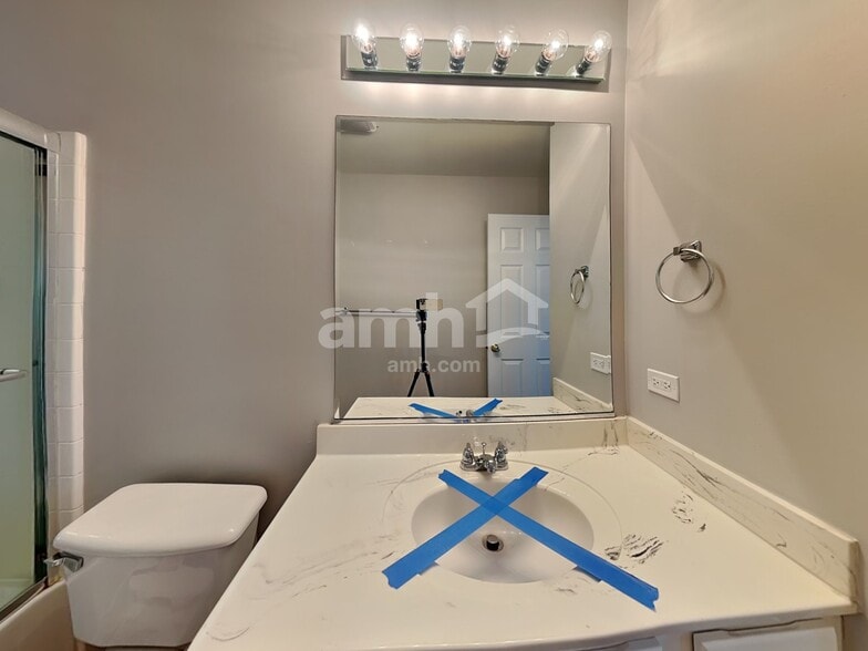 Building Photo - 2409 Courtyard Cir