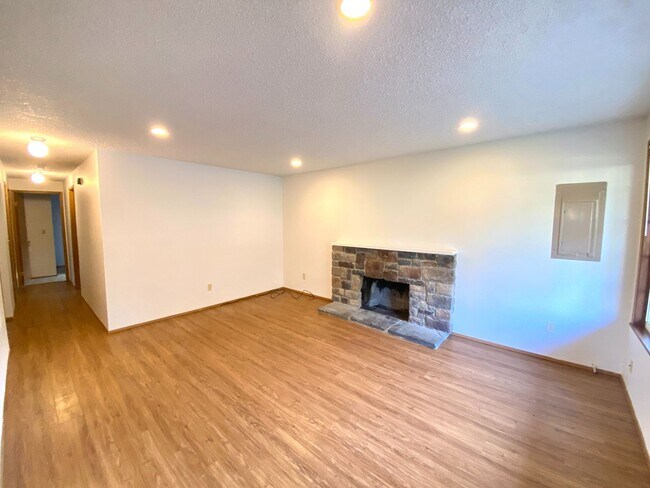 Building Photo - Bothell Duplex w/ Spacious Yard