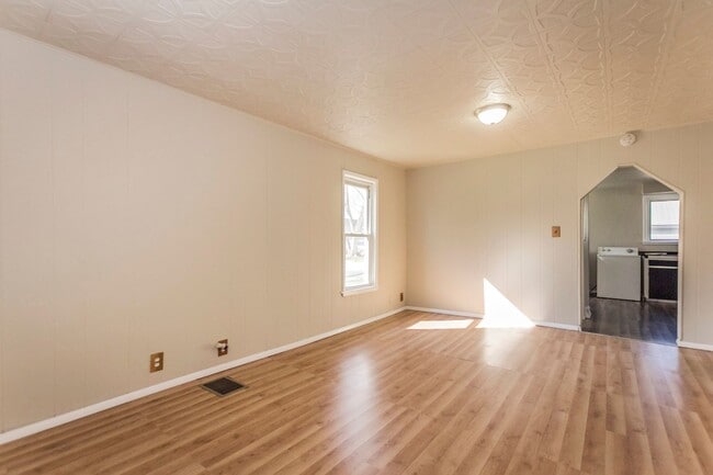 Building Photo - 3 bedroom 1 bath 2 Stall Garage